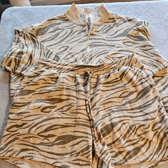 2-Piece. So Cute!! Oli Viv Tiger Print Hoody/Shorts Set. Size 2X - Picture 3 of 6